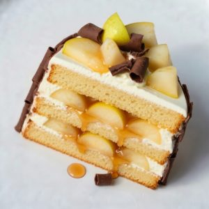Part de Poirier — gâteau aux poires, crème, copeaux de chocolat
